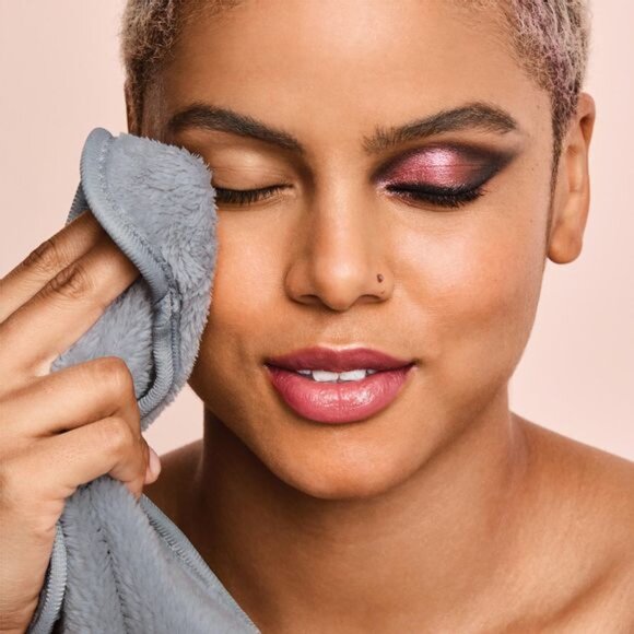 fmg Unready Makeup Remover Cloth - Picture 1 of 3